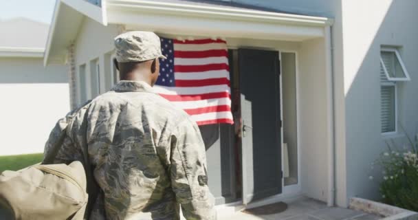 Nagranie Afrykańskiego Żołnierza Wracającego Rodziny Amerykański Patriotyzm Siły Zbrojne Życie — Wideo stockowe