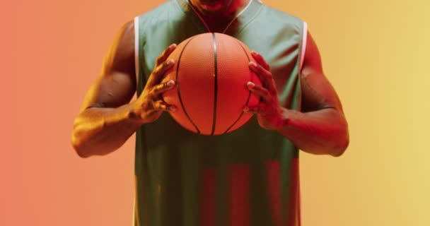 Video Afroamerikansk Basketballspiller Med Ball Oransje Bakgrunn Idrett Konkurransekonsept – stockvideo