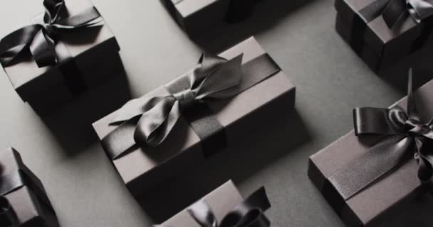 Чорні Подарункові Коробки Прив Язані Чорними Стрічками Чорному Тлі Розкішне — стокове відео