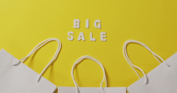 白色和礼品袋中的大批量销售文本 带有黄色背景的字符串句柄 数码视频购物 销售和零售概念 — 图库视频影像