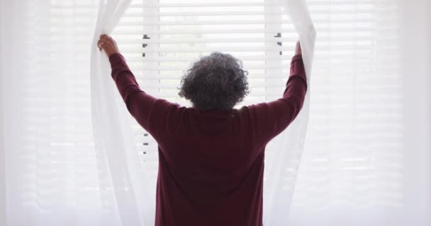 快乐的资深非洲裔美国女人拉开卧室的窗帘 退休和在家里度过时间的概念 — 图库视频影像