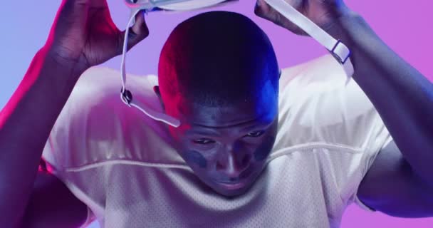 Video Portrétem Afroamerického Amerického Fotbalisty Přes Modré Růžové Neonové Pozadí — Stock video