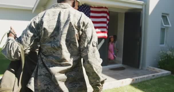 Wideo Afrykańskiego Żołnierza Ojca Powrotem Swoich Dzieci Amerykański Patriotyzm Siły — Wideo stockowe