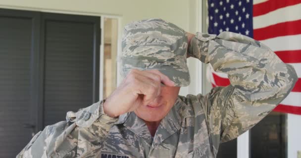 家の外で制服を着た幸せな白人先輩兵士のビデオ 愛国心 家族生活 ストック動画 © Wavebreakmedia_Video #609435894