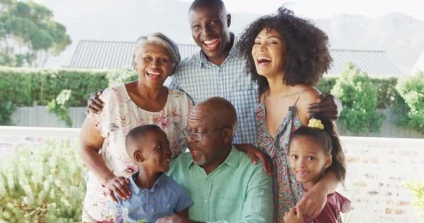 Видео Счастливой Африканской Американской Семьи Проводящей Время Вместе Саду Семейная — стоковое видео
