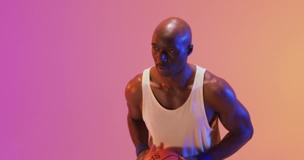 Video Giocatore Basket Afroamericano Maschile Lanciando Palla Sfondo Rosa Arancio — Video Stock