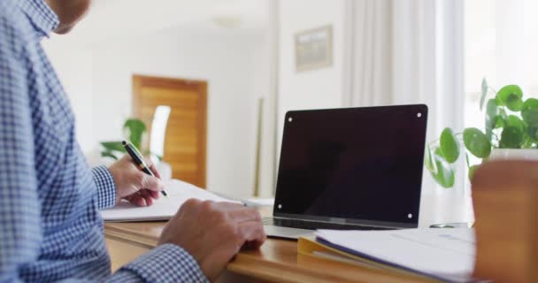 老年人坐在写字台前 在家使用笔记本电脑的视频 屏幕上的复制空间 商业交流 远程工作 包容性和老年生活方式概念 — 图库视频影像