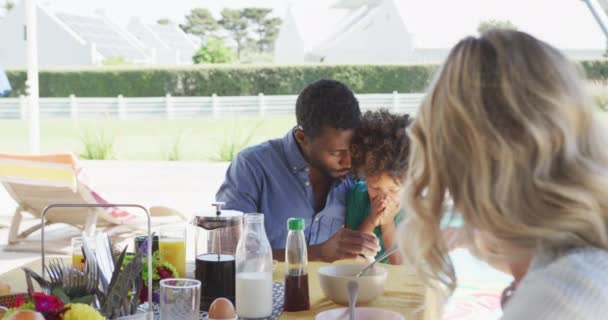 Vidéo Diverses Familles Passant Temps Ensemble Dînant Extérieur Vie Famille — Video