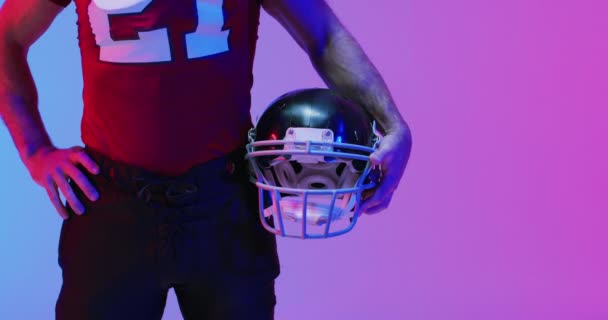 Kafkas Kökenli Beyaz Amerikalı Futbolcunun Neon Mor Arka Planda Miğferinin — Stok video