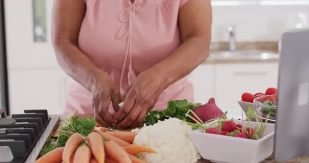 Feliz Mujer Afroamericana Senior Cocinando Cocina Retiro Pasar Tiempo Casa — Vídeo de stock