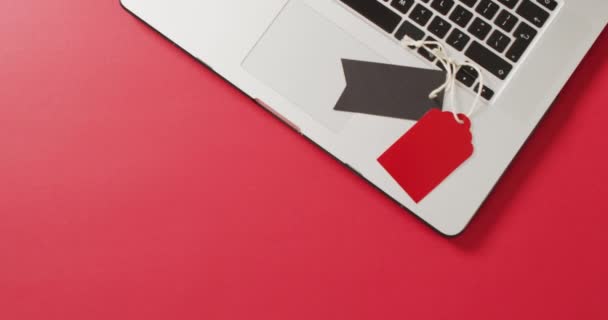 Widok Nad Głową Laptopa Czarnymi Czerwonymi Tagami Sprzedaży Czerwonym Tle — Wideo stockowe