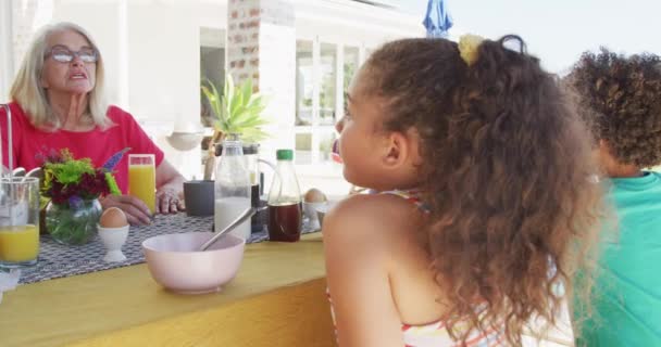 Farklı Ailelerin Birlikte Vakit Geçirdiği Dışarıda Yemek Yediği Melez Bir — Stok video