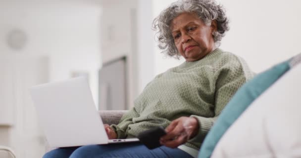 Portret Starszej Afroamerykanki Siedzącej Kanapie Korzystającej Laptopa Smartfona Koncepcja Emerytury — Wideo stockowe