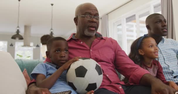 Video Glade Afroamerikanske Familier Som Tilbringer Tid Sammen Ser Fotballkamp – stockvideo