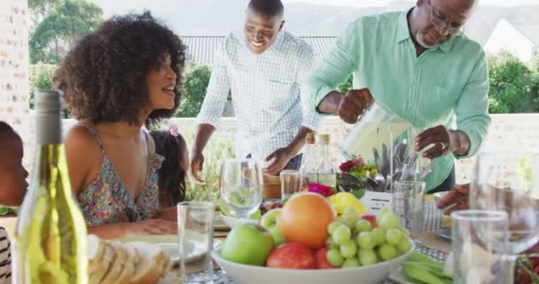 アフリカ系アメリカ人の家族が一緒に時間を過ごし 外で夕食をとるビデオ 家族生活 家族と一緒に時間を過ごす — ストック動画