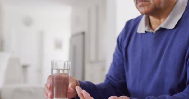 Відео Старшого Чоловіка Який Приймає Таблетки Питну Воду Вдома Пенсія — стокове відео