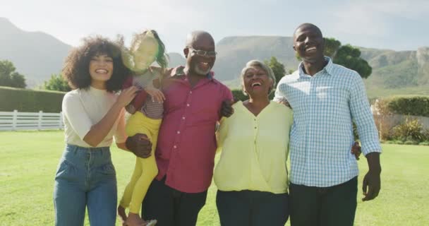 Video Lykkelig Amerikansk Familie Som Tilbringer Tid Sammen Hagen Familieliv – stockvideo