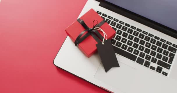 Laptop Rode Geschenkdoos Met Zwart Lint Geschenktag Rode Achtergrond Met — Stockvideo