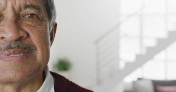 Video Närbild Porträtt Senior Biracial Man Vardagsrummet Ler Mot Kameran — Stockvideo