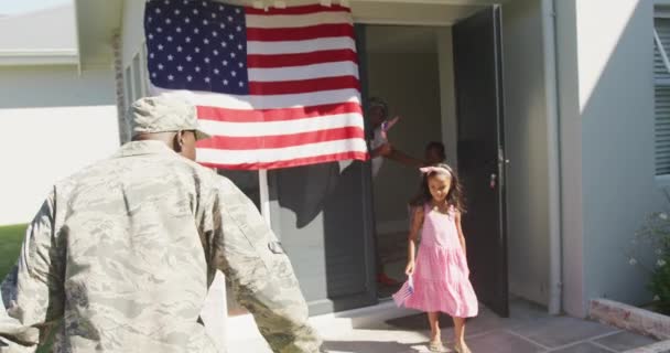 Afrikalı Amerikan Askerinin Ailesine Dönüş Videosu Amerikan Vatanseverliği Silahlı Kuvvetler — Stok video