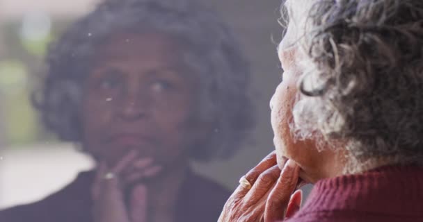 Задумчивая Американка Старшеклассница Смотрит Окно Выход Пенсию Проведение Времени Дому — стоковое видео