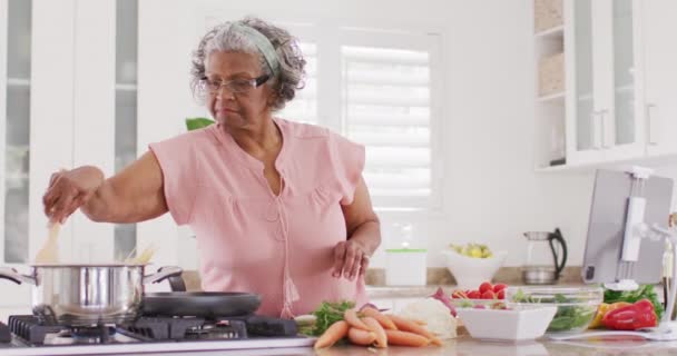 Boldog Idős Afro Amerikai Főz Konyhában Nyugdíjba Vonulás Otthon Töltött — Stock videók