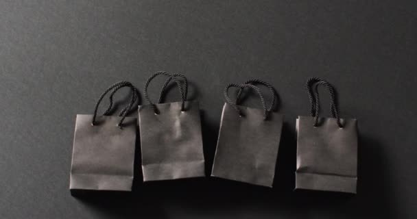 Koyu Gri Arka Planda Siyah Saplı Dört Siyah Hediye Çantası — Stok video