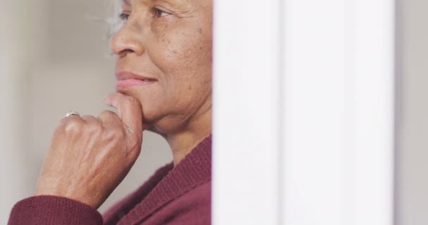 Χαρούμενη Ηλικιωμένη Αφροαμερικανή Που Κοιτάει Από Παράθυρο Συνταξιοδότηση Και Χρόνος — Αρχείο Βίντεο