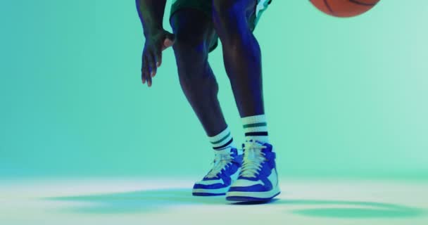 非洲裔美国男性篮球运动员在蓝色背景下弹球的低段视频 体育和竞争概念 — 图库视频影像