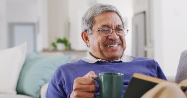 Melez Bir Adamın Kahve Içip Kitap Okuyup Güldüğü Videolar Emeklilik — Stok video