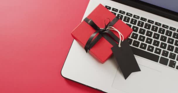 Laptop Rode Geschenkdoos Met Zwart Lint Geschenktag Rode Achtergrond Met — Stockvideo