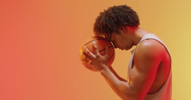 Vídeo Jugador Baloncesto Birracial Masculino Con Pelota Sobre Fondo Naranja — Vídeos de Stock