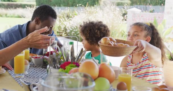 Video Van Diverse Familie Die Samen Tijd Doorbrengen Buiten Dineren — Stockvideo