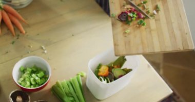 Beyaz adamın orta kesimi mutfakta duruyor, atıkları temizliyor. Evde yalnız vakit geçirmek..