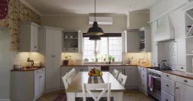 Mutfak manzarası, dolaplar, tezgah ve masa. Ev içi ve tasarım konsepti.