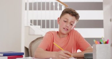 Video görüşmesi yapan mutlu beyaz bir çocuğun portresi. Ev kavramında aileyle kaliteli zaman geçirmek.