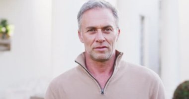 Kameraya bakıp gülümseyen mutlu beyaz adamın portresi. Evde yalnız vakit geçirmek..