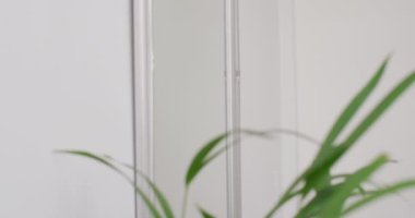 Çift ırklı bir kadın banyoda yüzüne krem sürüyor. Güzellik, sağlık ve kadın spa konsepti.