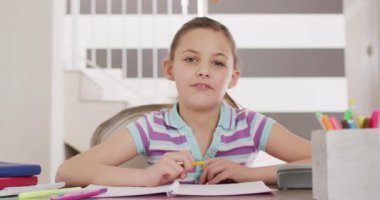 Kafkasyalı mutlu bir kızın görüntülü araması. Ev kavramında aileyle kaliteli zaman geçirmek.