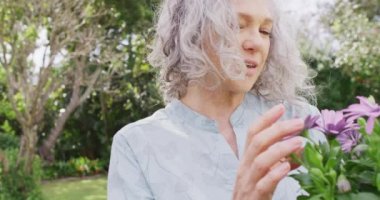 Bahçedeki mutlu beyaz kadın portresi. Ev kavramında aileyle kaliteli zaman geçirmek.