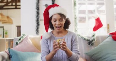 Noel Baba şapkalı mutlu Afro-Amerikan kadın portresi. Noel 'de yalnız zaman geçirmek..