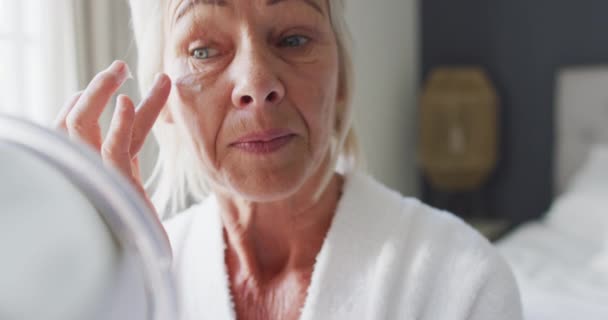 Šťastná Starší Běloška Posteli Ložnici Dívá Zrcadla Nanáší Krém Obličej — Stock video