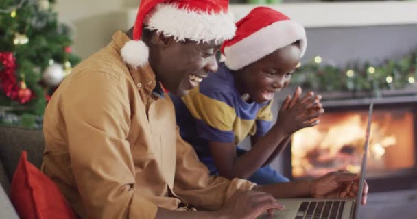 快乐的非洲裔美国父亲和儿子有视频通话 圣诞节期间与家人共度美好时光 — 图库视频影像