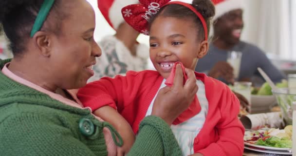 Šťastnou Africkou Americkou Rodinu Vánoční Večeři Trávit Kvalitní Čas Rodinou — Stock video