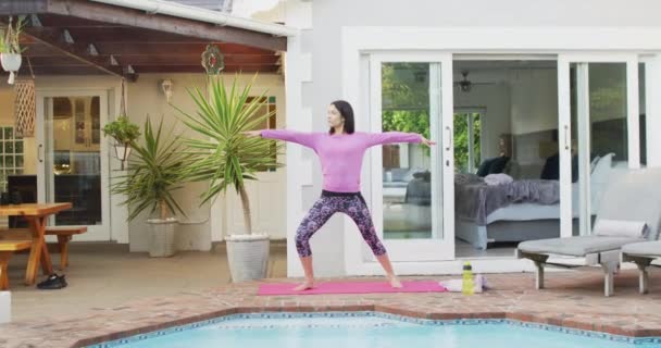 Mujer Biracial Practicando Yoga Estirándose Jardín — Vídeos de Stock