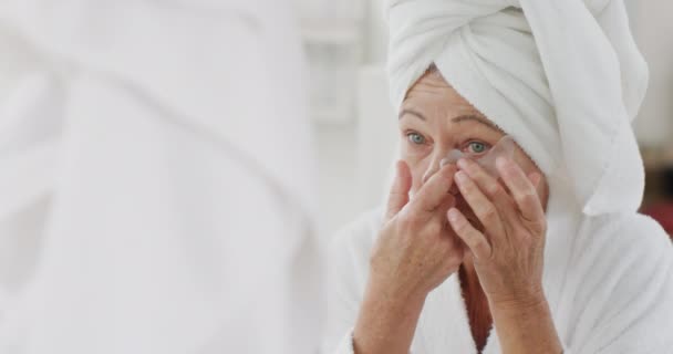 Šťastná Starší Běloška Dívá Zrcadla Koupelně Nanáší Krém Obličej Trávit — Stock video
