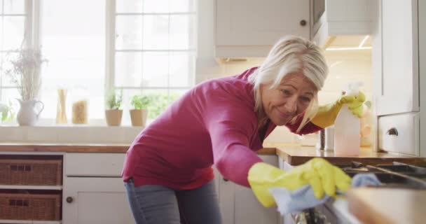 Szczęśliwa Starsza Biała Kobieta Gumowych Rękawiczkach Sprzątająca Blat Kuchni Spędzanie — Wideo stockowe