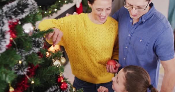 Glada Kaukasiska Föräldrar Och Dotter Dekorera Julgran Vid Jul Utnyttja — Stockvideo