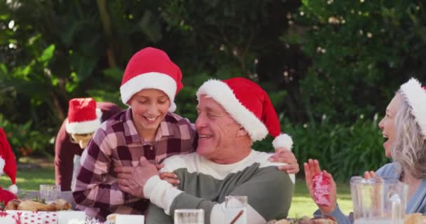 즐거운 코카서스 정원에서 크리스마스 식사를 가정에서 시간을 보내는 — 비디오