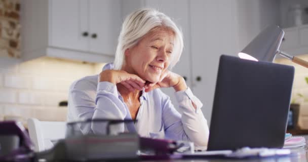Счастливая Старшая Белая Женщина Сидит Столом Кухне Используя Ноутбук Онлайн — стоковое видео